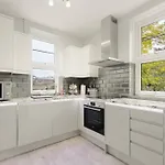 Tower Bridge St Katherines Docks 2 Bedroom Appartment