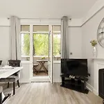 Tower Bridge St Katherines Docks 2 Bedroom Appartment